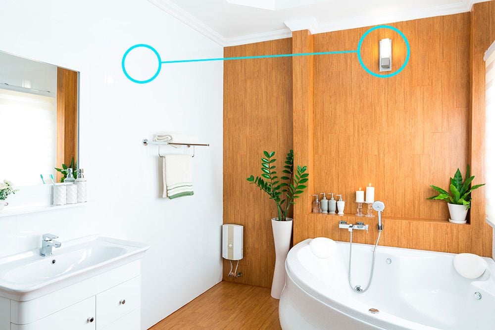 ¿Cuarto sin ventanas? Ideas brillantes para crear un baño con luz.