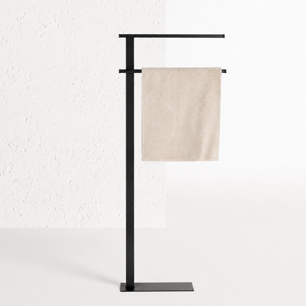 Porte-serviettes sur pied pour salle de bain