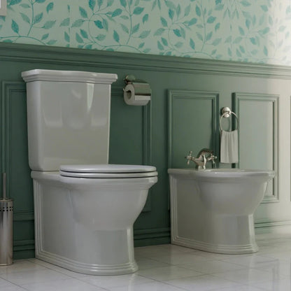 WC ancien à réservoir bas à Olympia